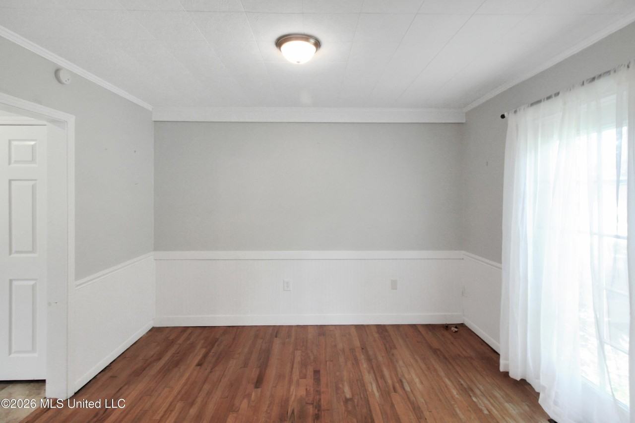 811 Oakwood Dr - Photo 5 of 22
