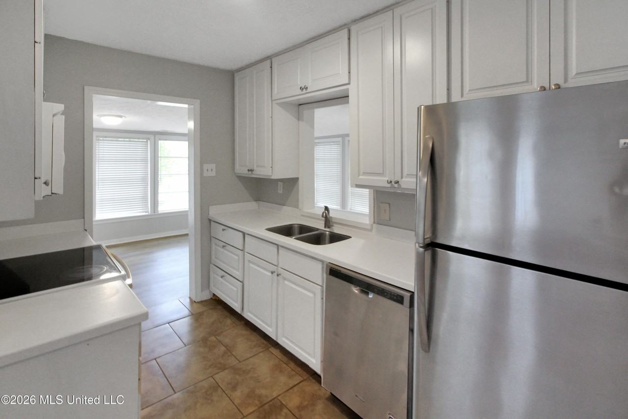 811 Oakwood Dr - Photo 6 of 22