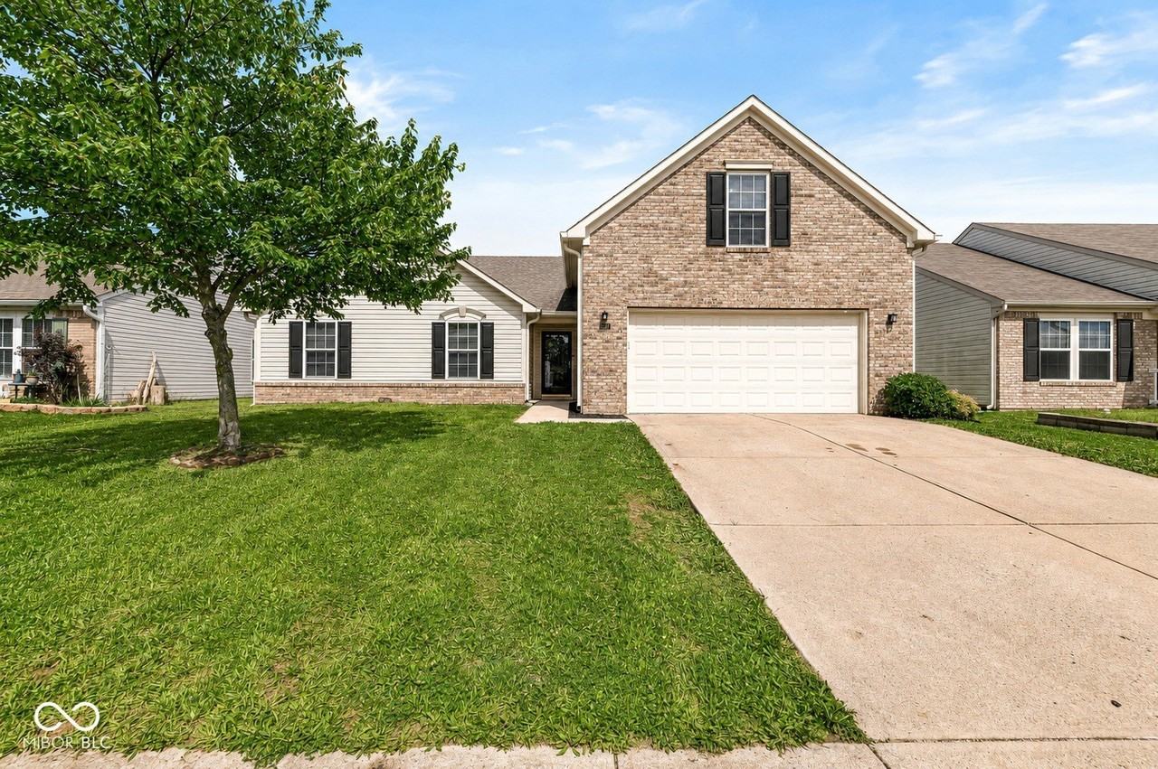 2747 Foxbriar Pl - Photo 2 of 31