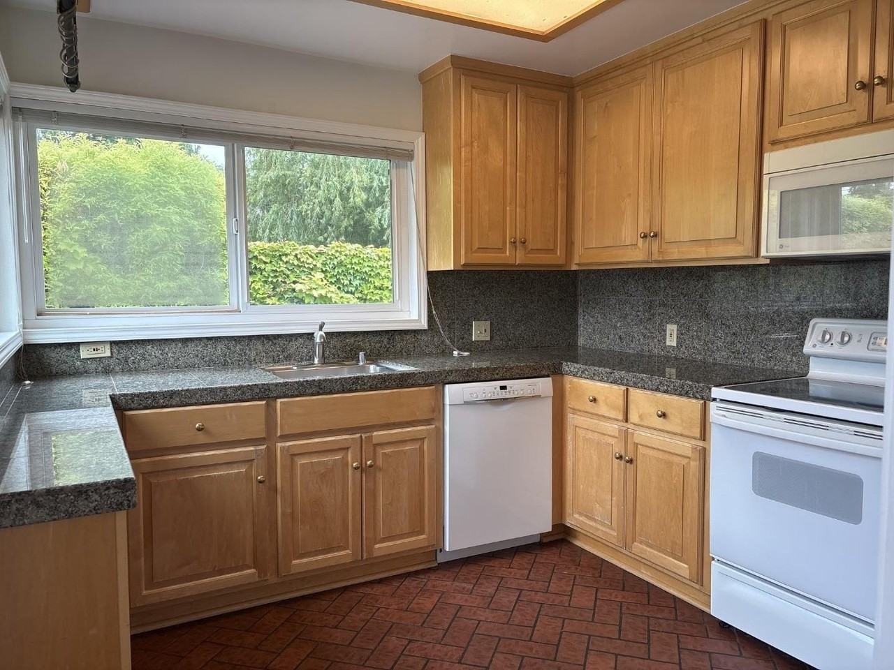 482 Nottingham Way - Photo 7 of 21
