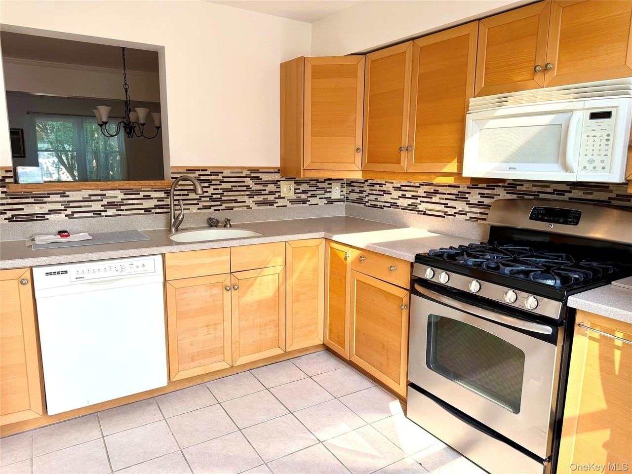 209 Everett Pl - Photo 4 of 16