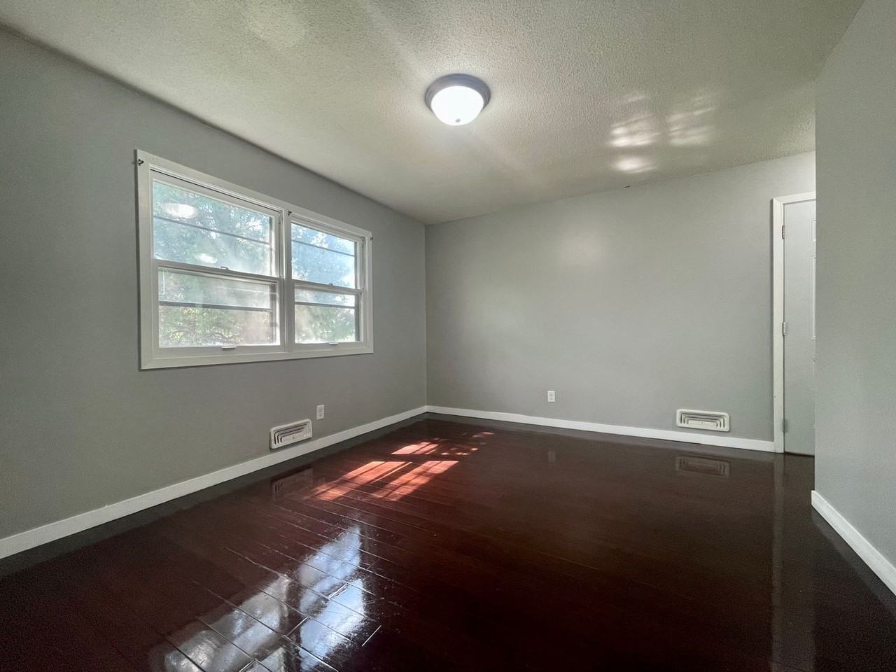 249 Winifred St E - Photo 5 of 16