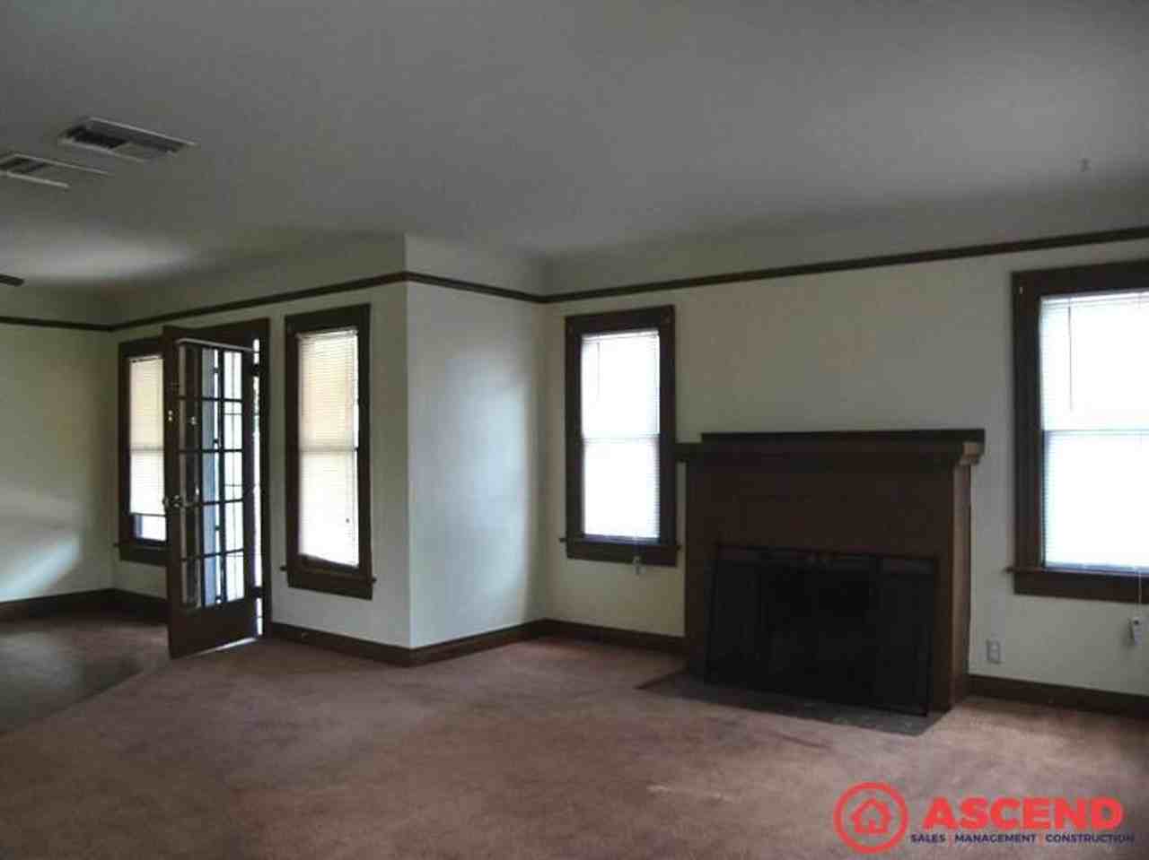 212 Lincoln St - Photo 2 of 10