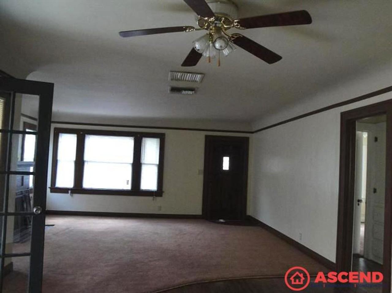 212 Lincoln St - Photo 3 of 10