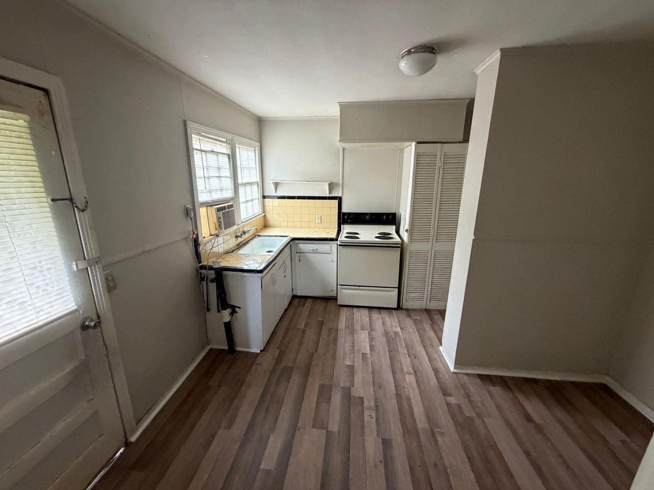 706 Carrollton St - Photo 4 of 16