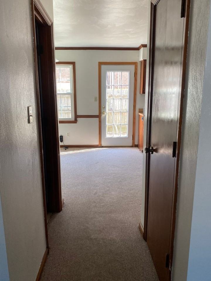 4807 Bay Winds Ct - Photo 3 of 10