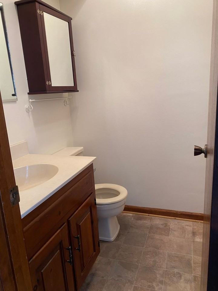 4807 Bay Winds Ct - Photo 5 of 10