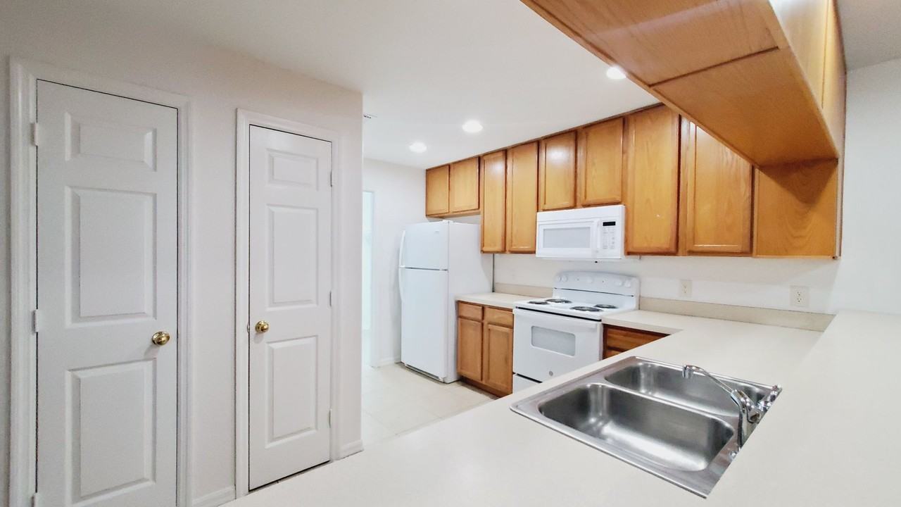 702 E Madison St - Photo 6 of 14