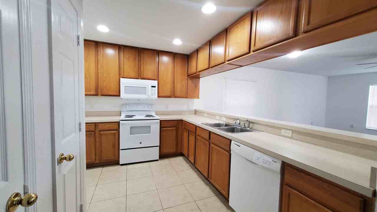 702 E Madison St - Photo 7 of 14