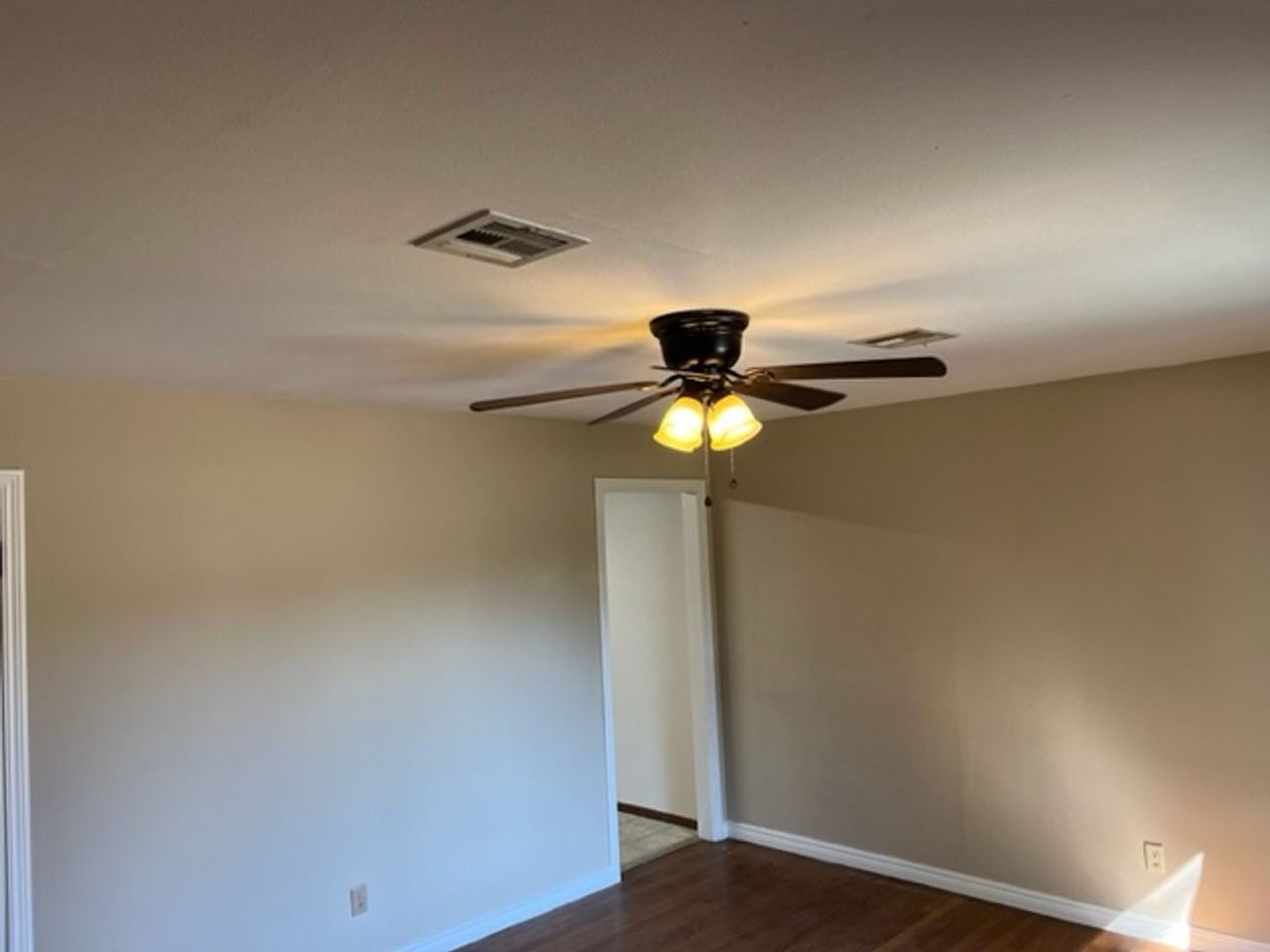 1122 N Flood Ave - Photo 4 of 21