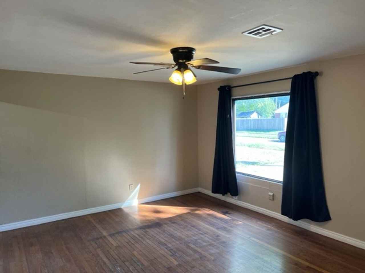 1122 N Flood Ave - Photo 5 of 21