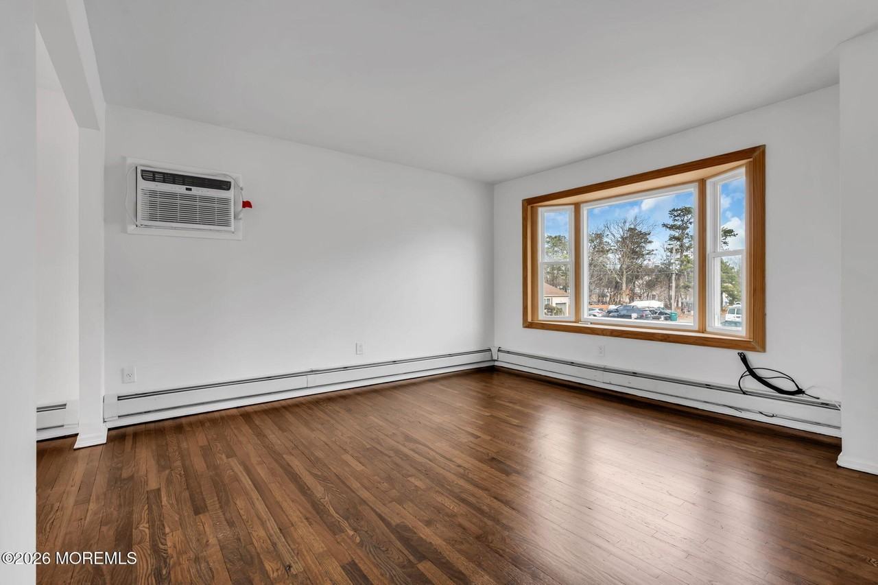 613 Champlain St - Photo 5 of 24