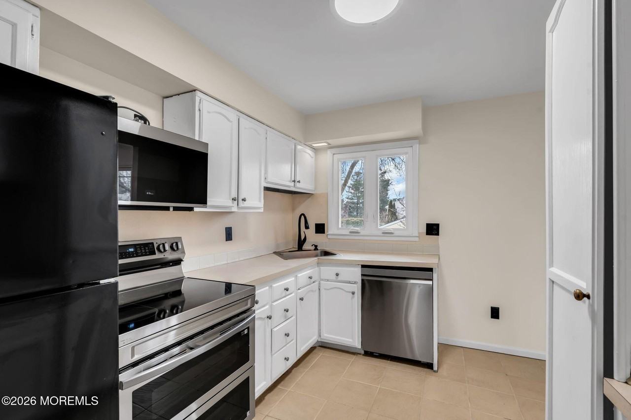 613 Champlain St - Photo 7 of 24