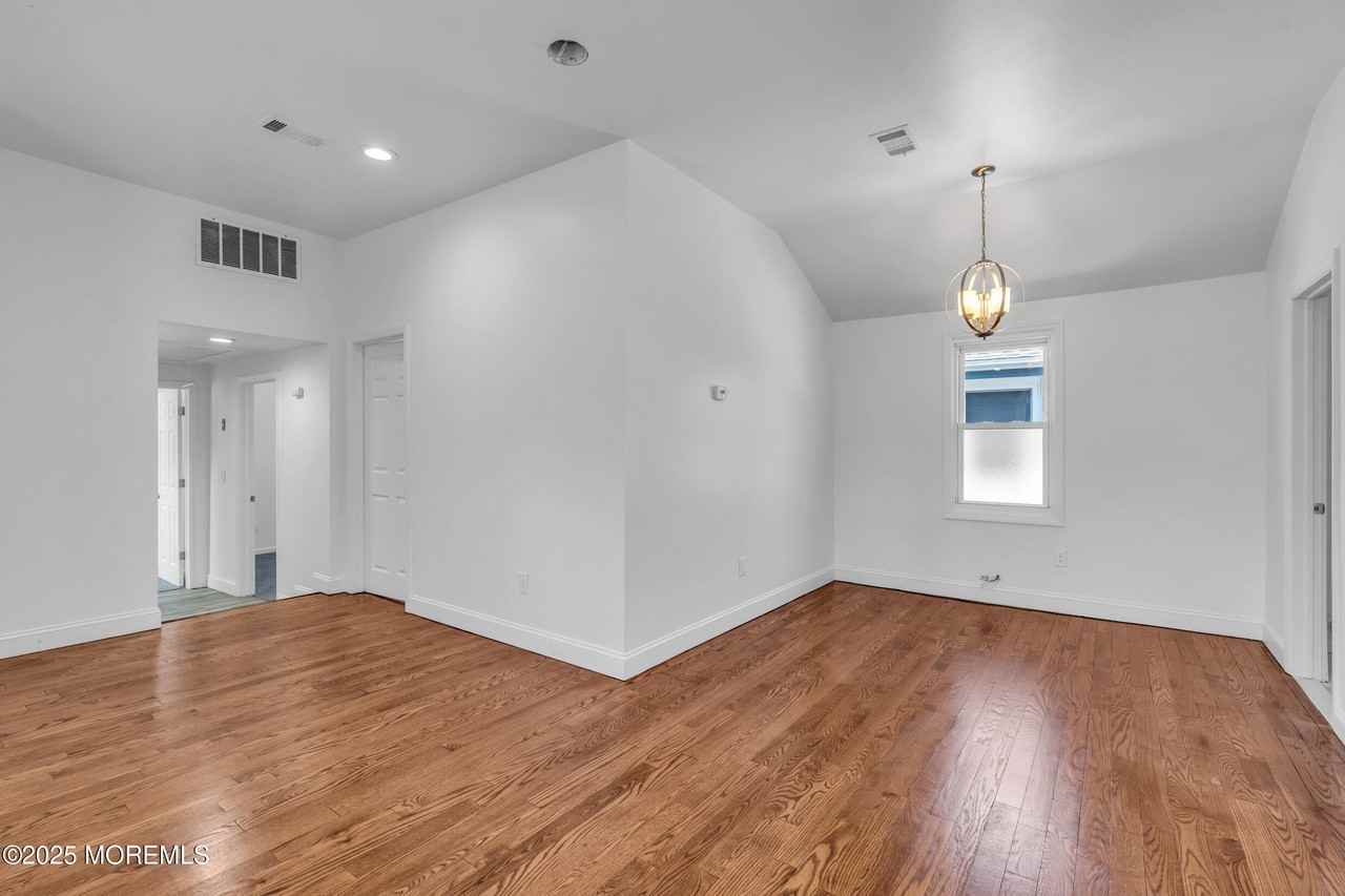 351 Hulse Ave - Photo 4 of 17