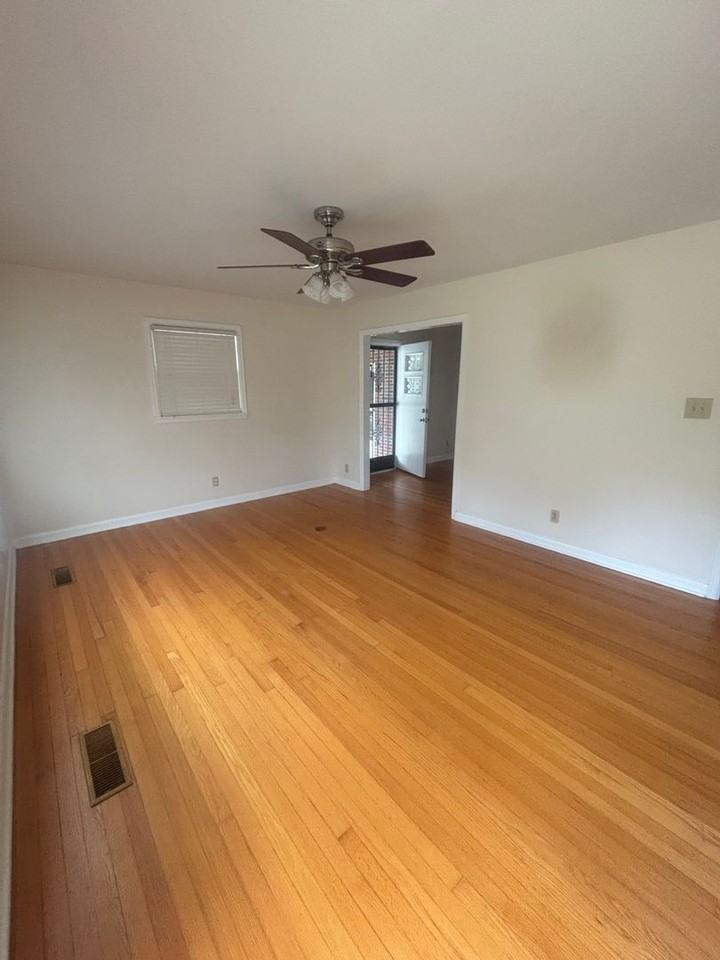 1805 Stevens Dr Ne - Photo 2 of 10