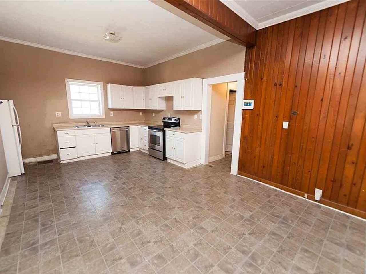 801 N Liberty St - Photo 6 of 10