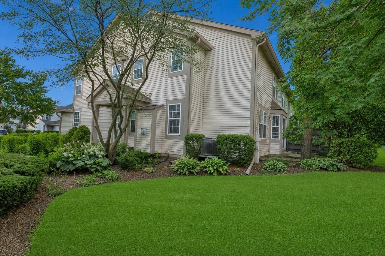 651 Lancaster Cir - Photo 3 of 38