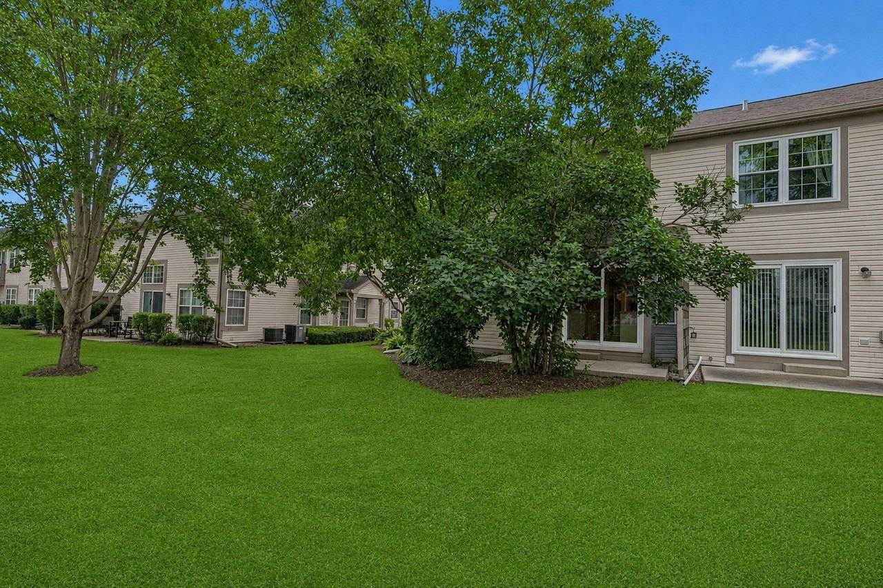 651 Lancaster Cir - Photo 4 of 38
