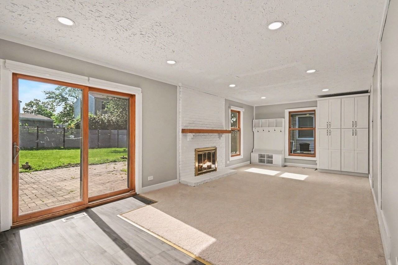 5195 Castaway Ln - Photo 4 of 29