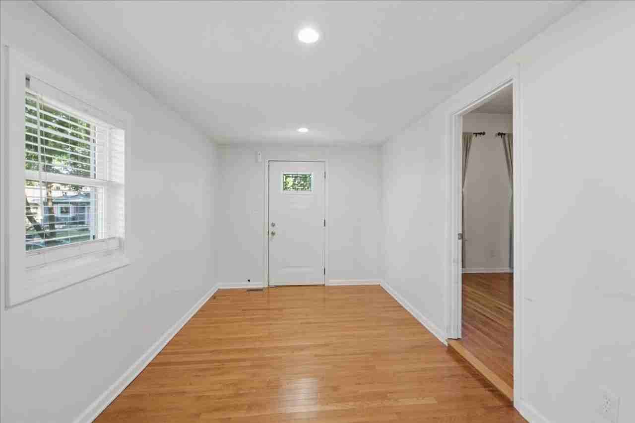 1041 Hervey St - Photo 3 of 13