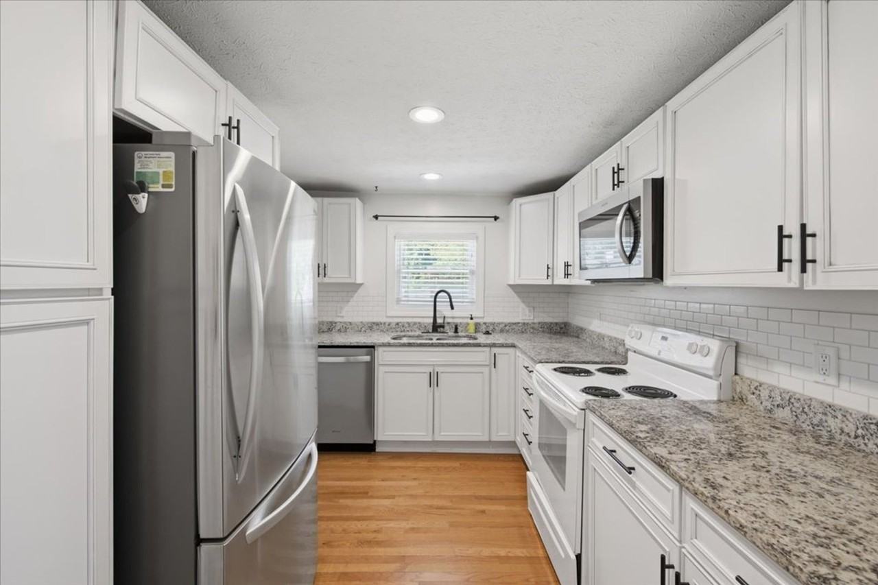 1041 Hervey St - Photo 6 of 13