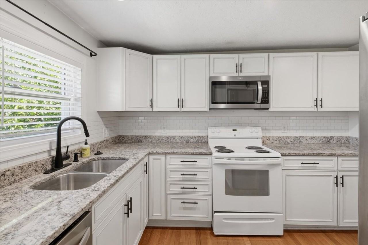 1041 Hervey St - Photo 7 of 13