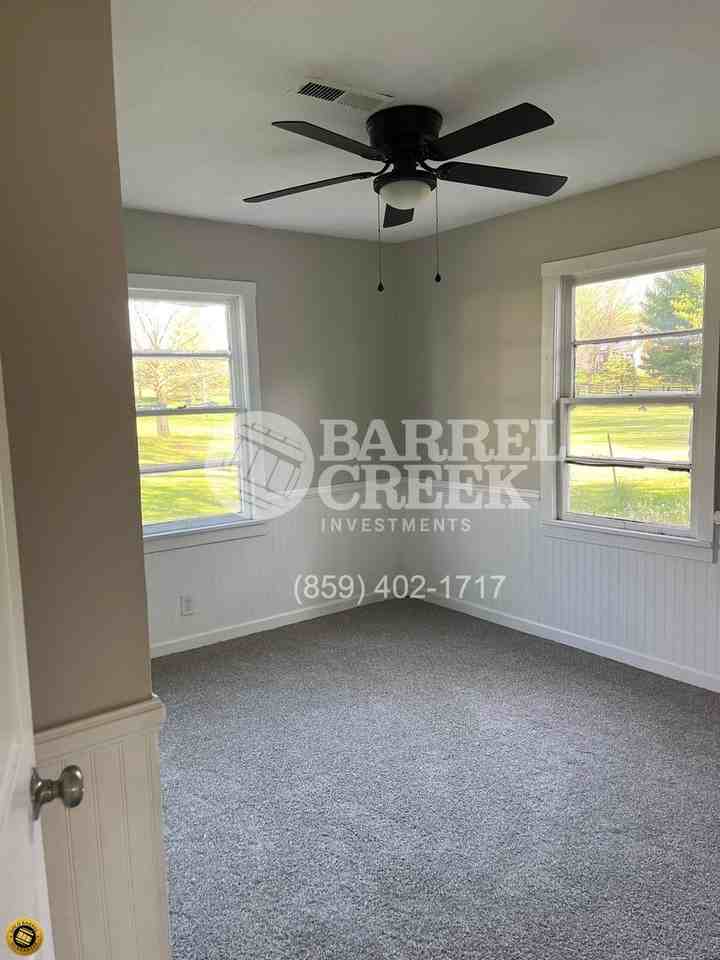 575 Royal Ct - Photo 4 of 8