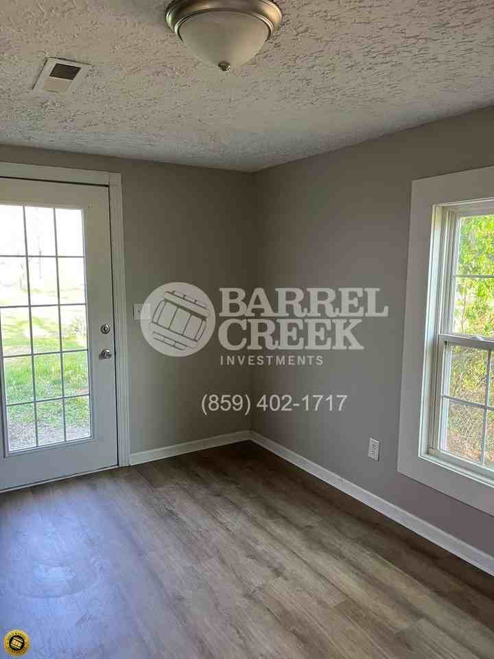 575 Royal Ct - Photo 5 of 8