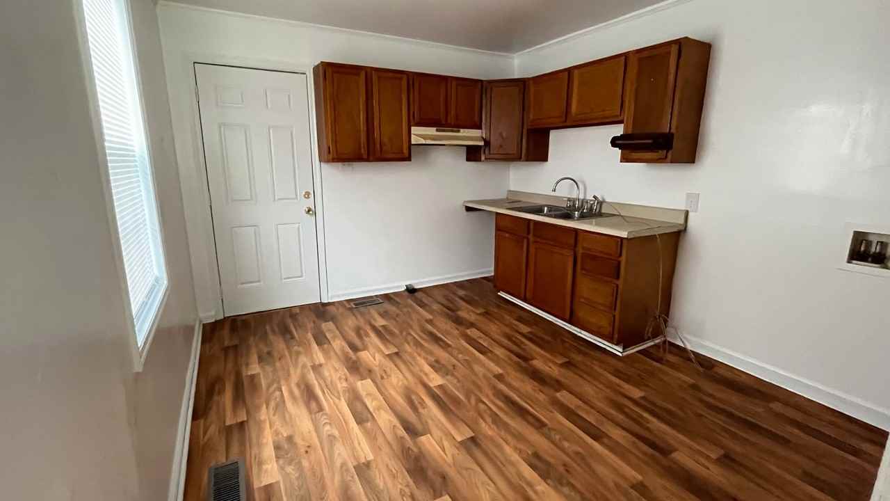 2221 Briarfield Rd - Photo 5 of 8