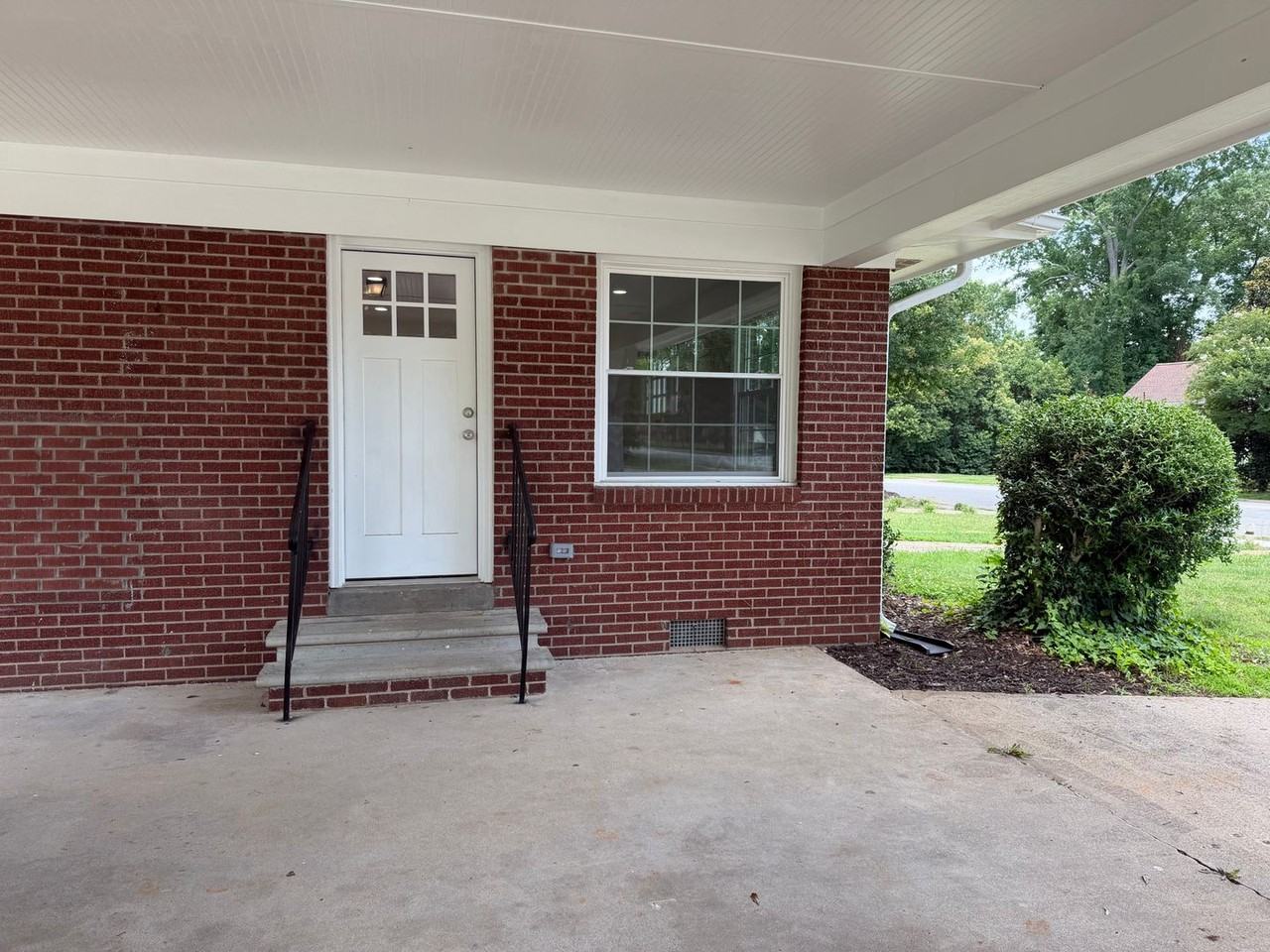 228 College Dr - Photo 3 of 23