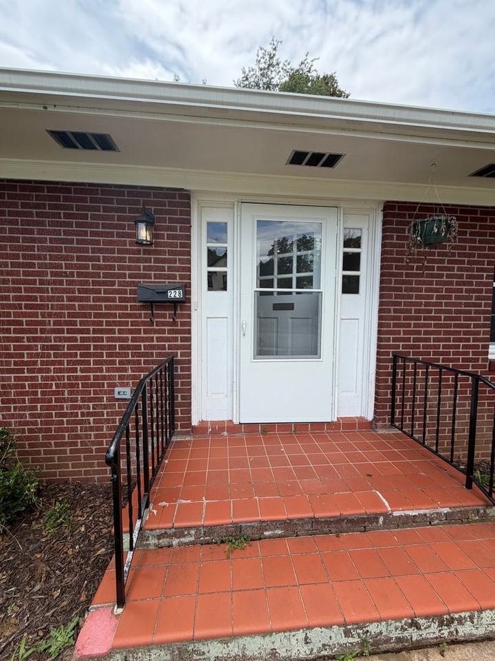 228 College Dr - Photo 4 of 23