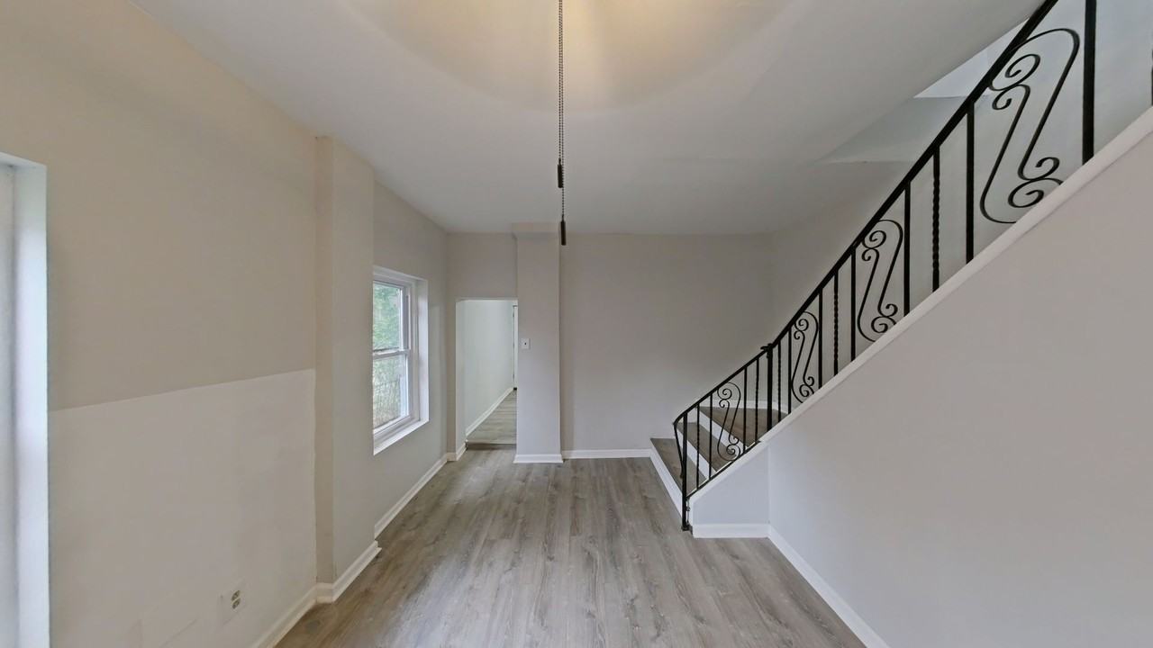 868 E Locust Ave - Photo 4 of 9