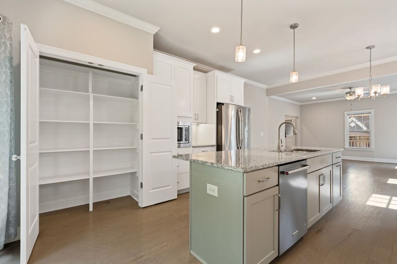 1108 Wall St - Photo 4 of 20