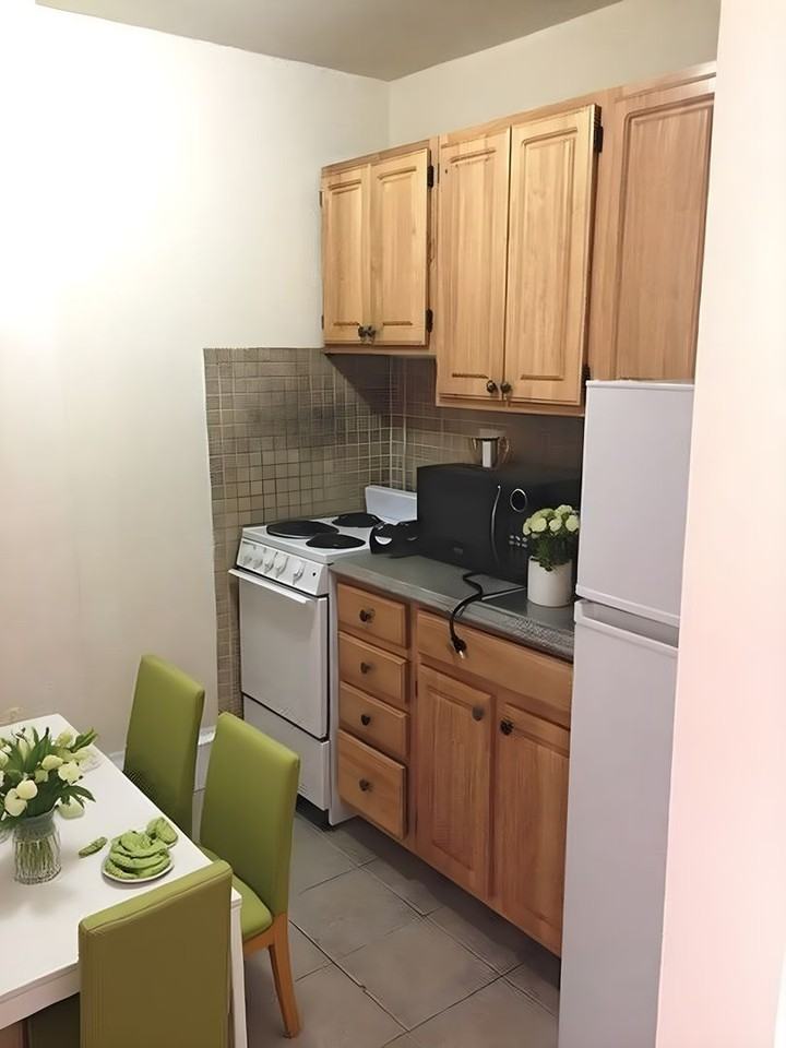 471 Beacon St - Photo 4 of 10