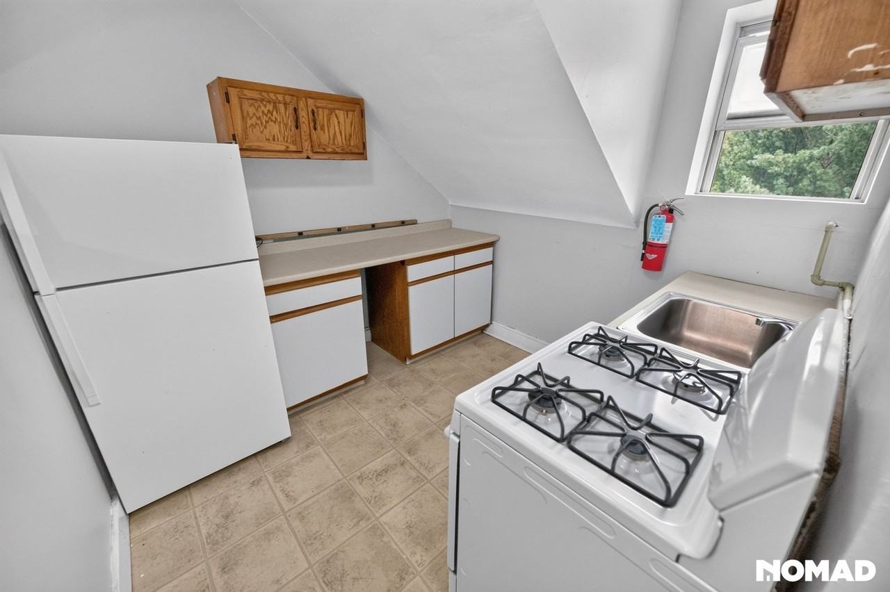 300 Woodbury Ter - Photo 5 of 10