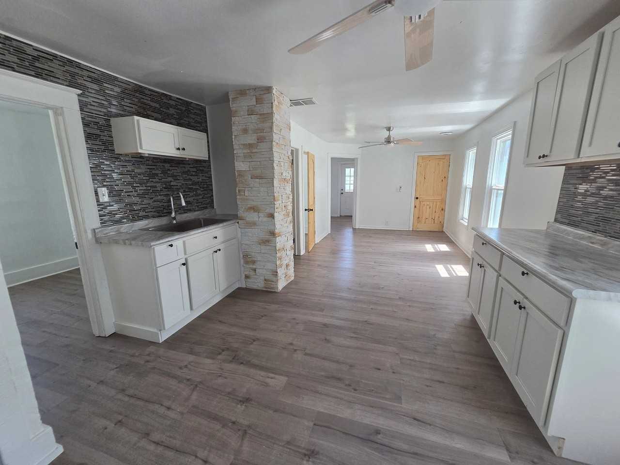 722 E 7th St - Photo 2 of 11