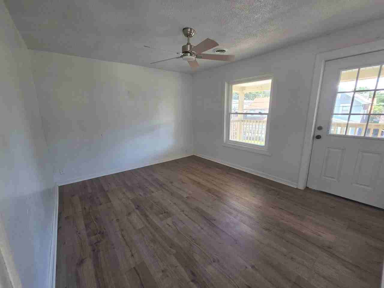 722 E 7th St - Photo 4 of 11