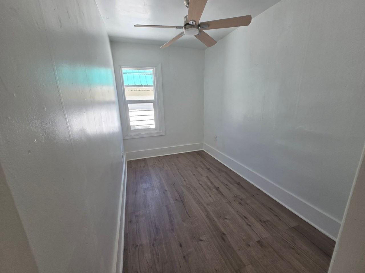 722 E 7th St - Photo 6 of 11