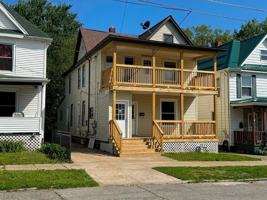 featured image of 722 E 7th St