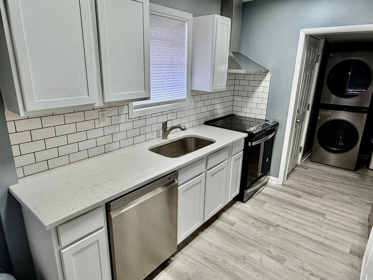 340 N Fletcher Ave - Photo 3 of 14