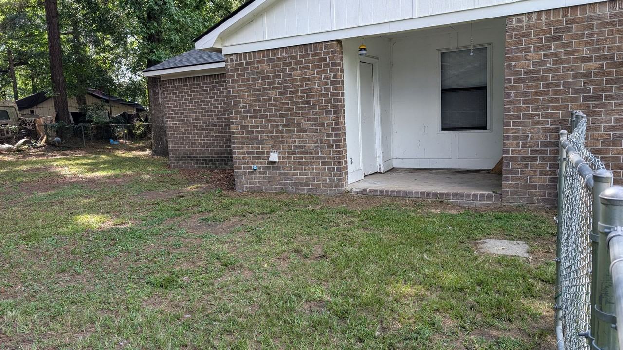 171 Hummingbird Ave Apt A - Photo 2 of 10