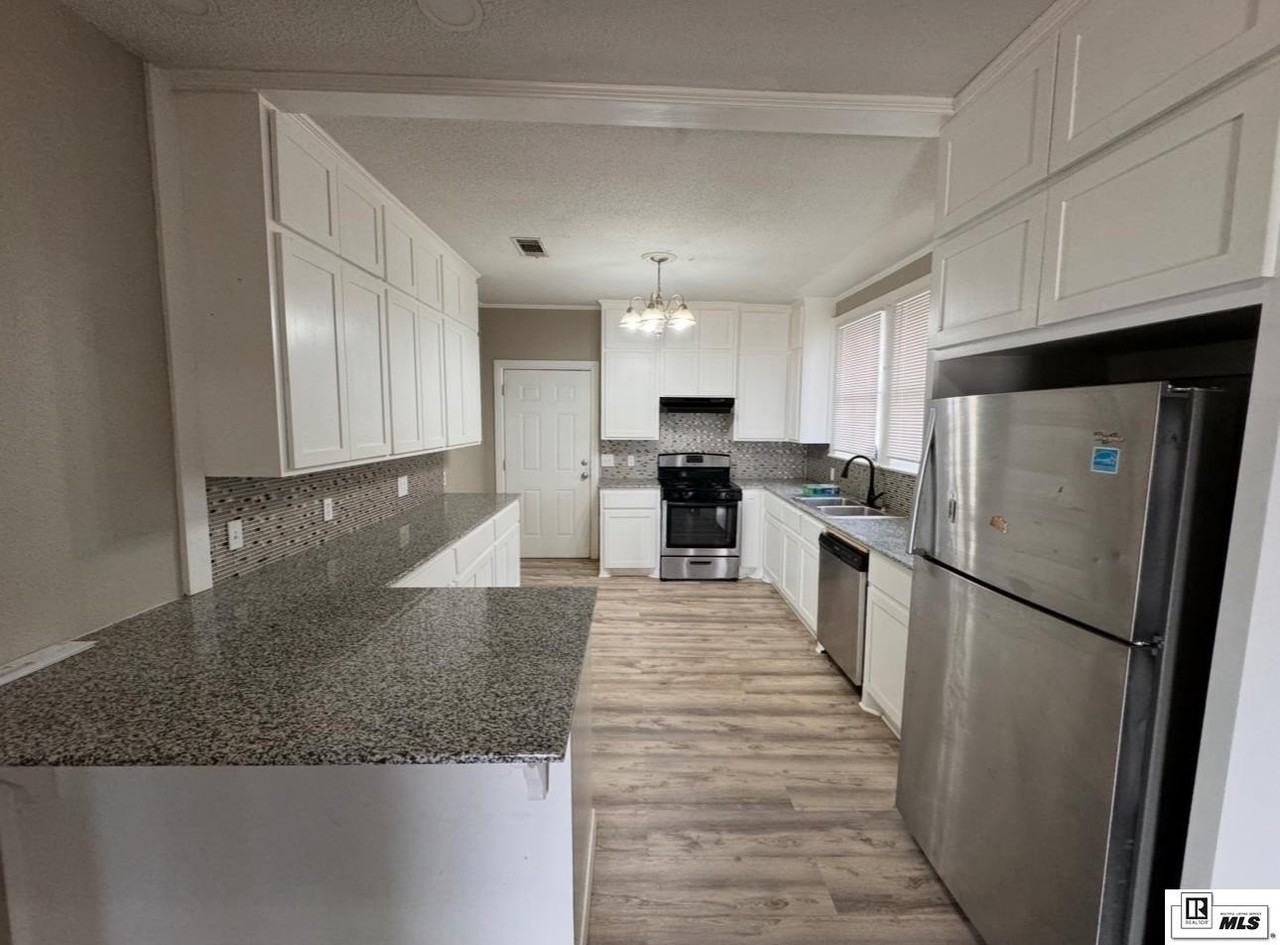210 Claiborne St - Photo 4 of 7
