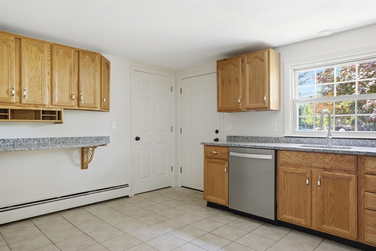 289 Derry Rd #B - Photo 5 of 17