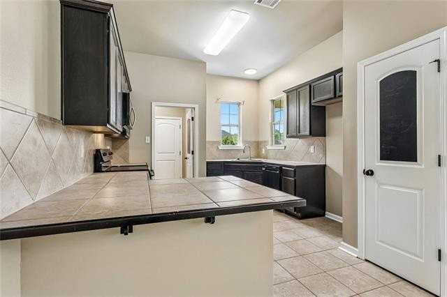 605 Whip St - Photo 5 of 16