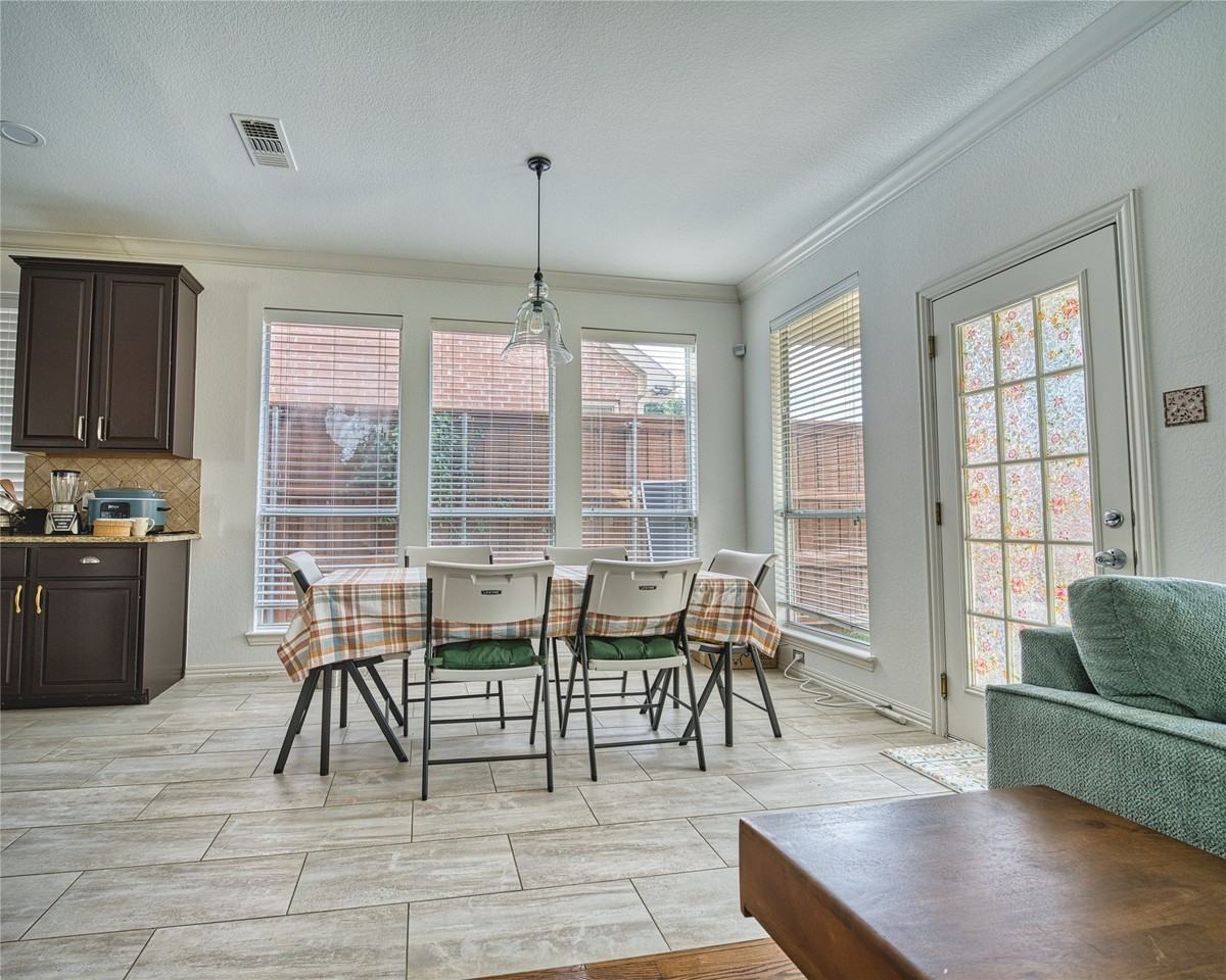 5513 Amber Way - Photo 6 of 40
