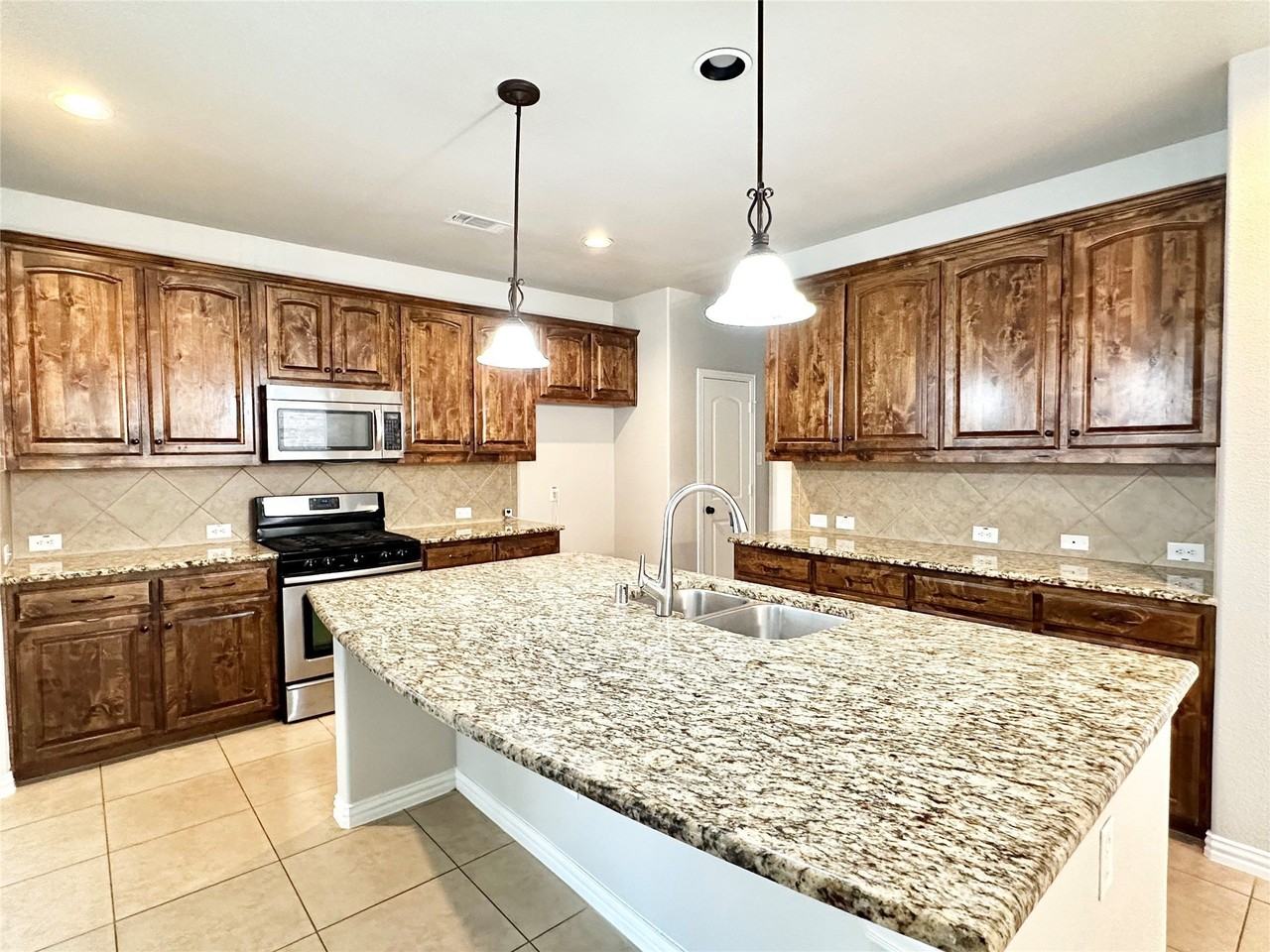 10517 Matador Dr - Photo 6 of 26