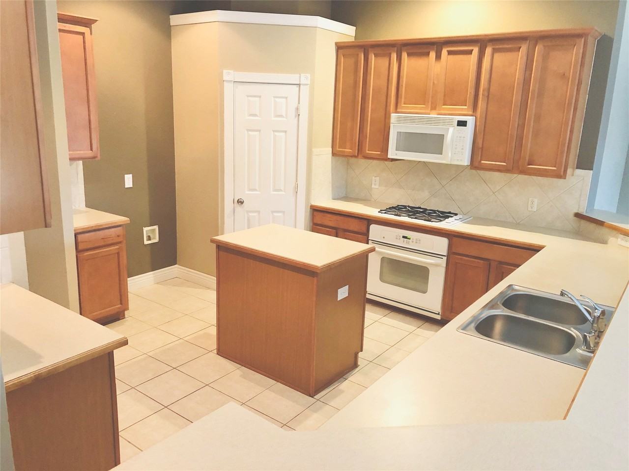 13221 Bavarian Dr - Photo 4 of 27