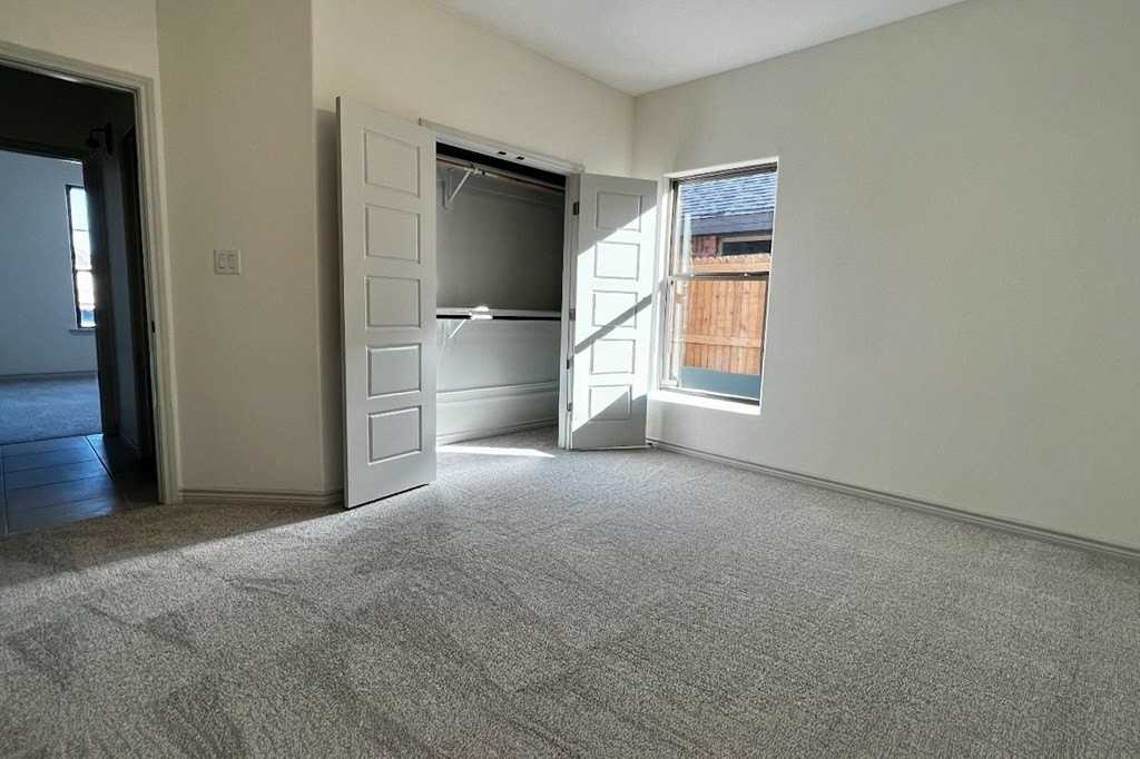 5205 Congress St - Photo 5 of 16