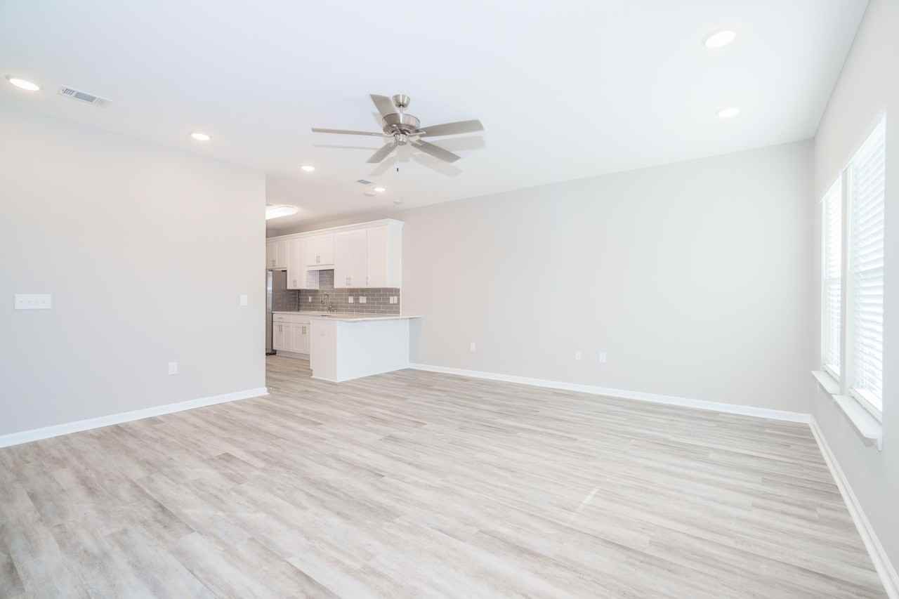 317 Allen St - Photo 7 of 48