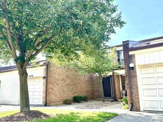 18268 University Park Dr - Photo 2 of 20